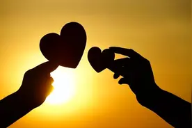 表姐相亲找了一名军官，不用长期相处，每个月上交工资，她很幸福图片