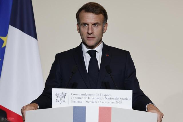 变天了？马克龙刚落地北京，欧盟一大人物被捕还牵连冯德莱恩