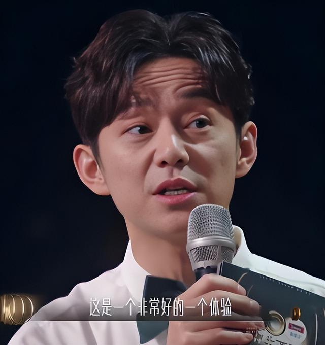 52 岁何炅：主持快本20年成青春回忆，单身和过亿身家却遭质疑不断