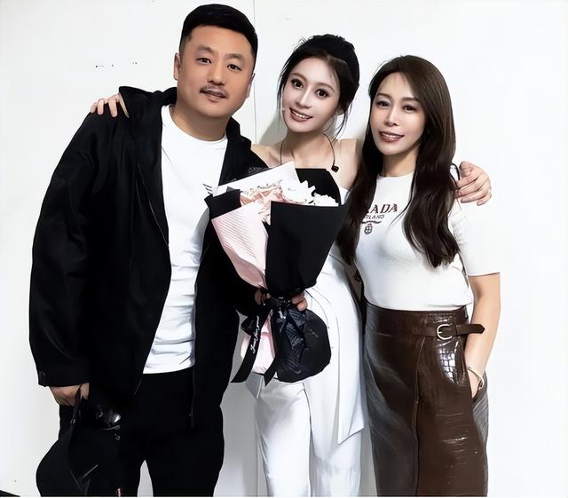 宋晓峰女儿被曝在三亚点男模！吃干抹净不付钱，老父亲的脸丢尽了