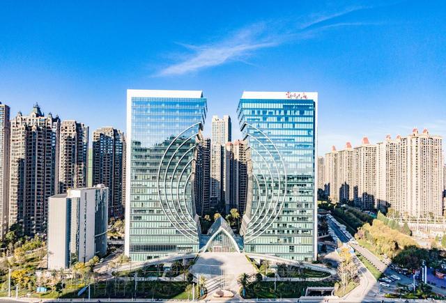 西南地区唯一的特大城市，GDP破8000亿，享有“春城”的美誉