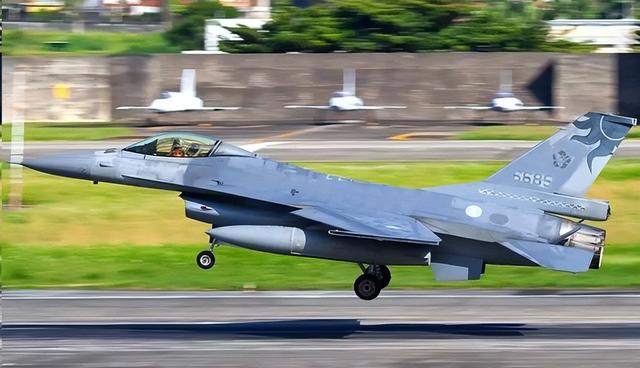 突发！台岛东部激烈对峙，空警500突然开应答器冲入，F16紧急起飞