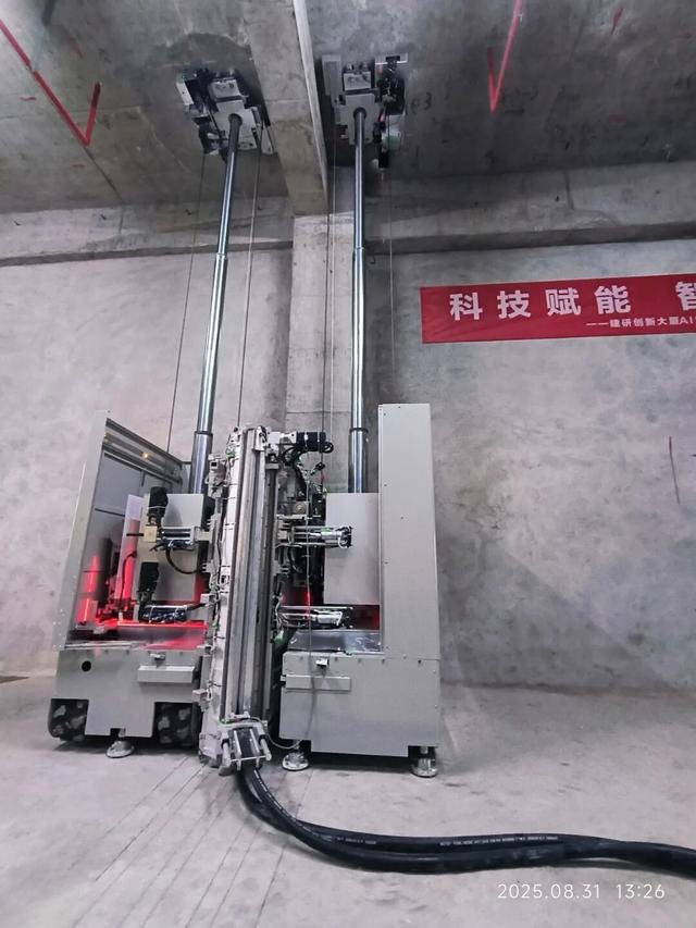 广州建筑集团举行智能筑墙机器人观摩活动