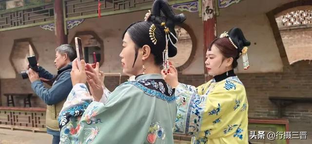 汉服古韵迎佳节 别样三八绽芳华——万荣李家大院妇女节人气火爆