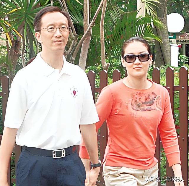 儿子才满20，丈夫便已是七旬老人，嫁给富翁的伏明霞现在后悔不？
