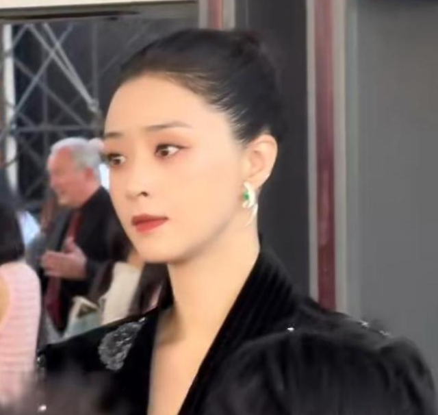 四川红毯真敢拍：唐嫣露副乳略显尴尬，郝蕾近况堪忧，蒋欣够惊艳