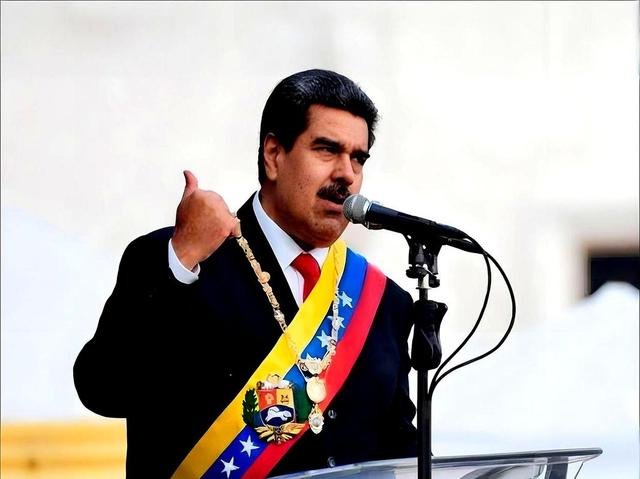 与俄成卧龙凤雏？川普一脚一个坑，空袭叙利亚，准备在家门口开战