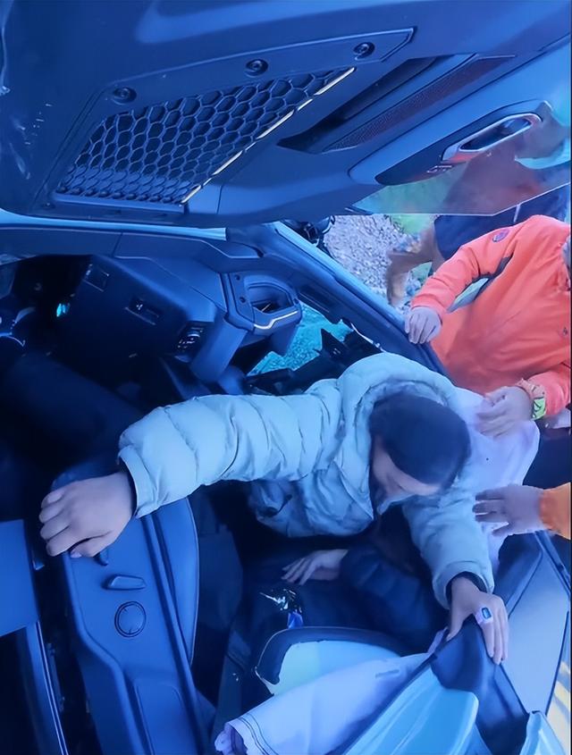 广东越野车西藏意外坠崖，藏族姑娘挺身而出，网友怒赞，文旅回应