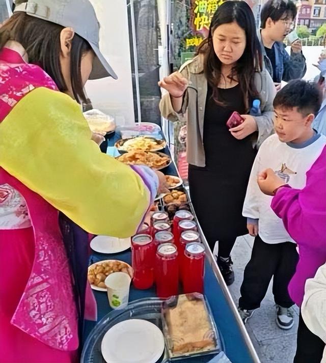 递饮品、指路线、荐美食！这场文化市集太懂游客心