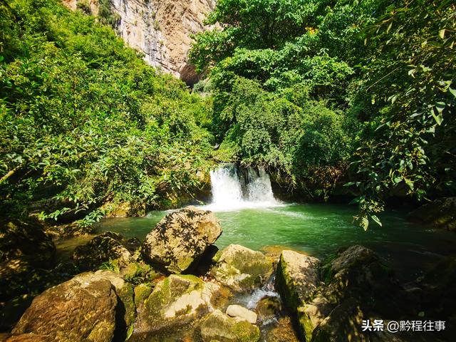 一个洞内烟云氤氲的躲匪洞，一个白练如幕的暗河瀑布