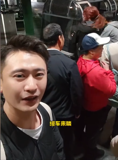摊事了！央视主持人海外游，带妻女高调炫耀海外生活，被网友骂惨