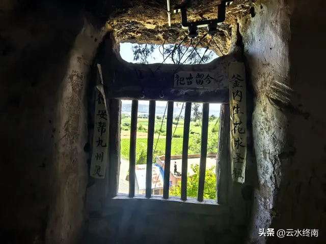 邱祖驻足的青崖洞“低头吸腹夹破头”：除了洞连洞还有“一线天”