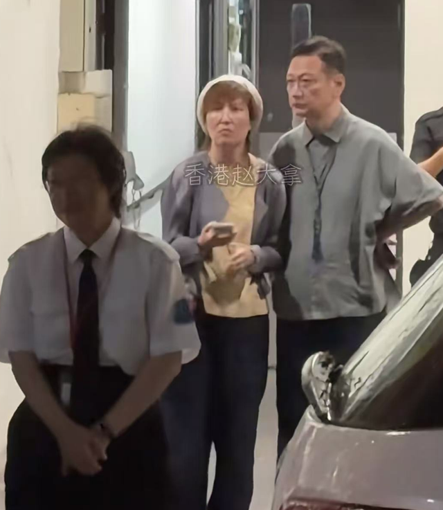 61岁陶大宇携新婚妻子看演唱会，主动搂太太肩膀秀恩爱很是幸福