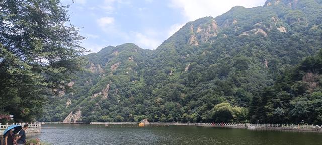 湖光山色，碧波微澜下的翠华山山崩奇观