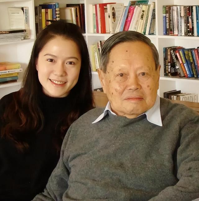 杨振宁遗体告别！送别队伍望不到头，翁帆哭红眼，好友曝临终细节