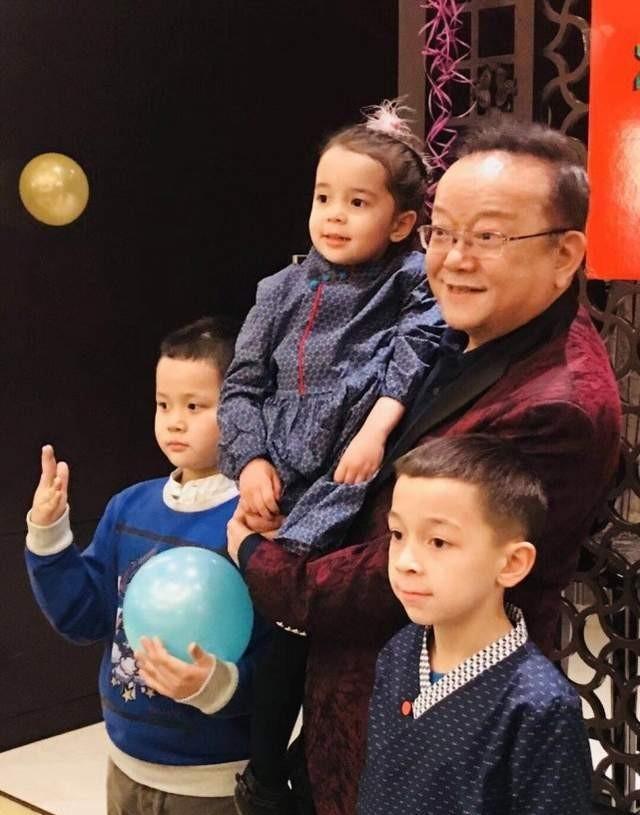 事实证明，被传卖掉上亿豪宅移民美国的王刚，已经走上另一条大道