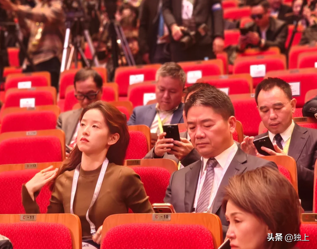 终于等到刘强东秀恩爱！可看清护着章泽天的方式，原谅我笑出了声