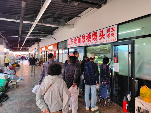 北京三环边热闹早市，分为室内和室外两部分，每天人潮涌动