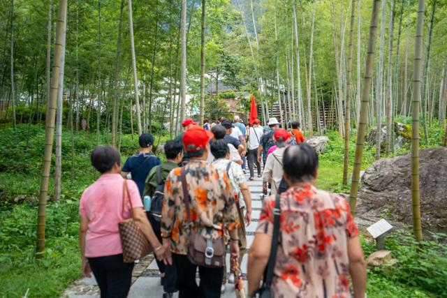 踏遍青山寻胜境！明月山、千古情迎福建千人旅行团！