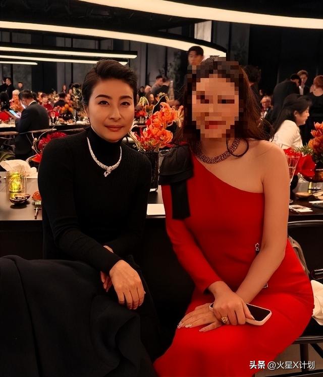 霍震霆没想到，44岁儿媳郭晶晶再次官宣喜讯，让整个阔太圈沉默了