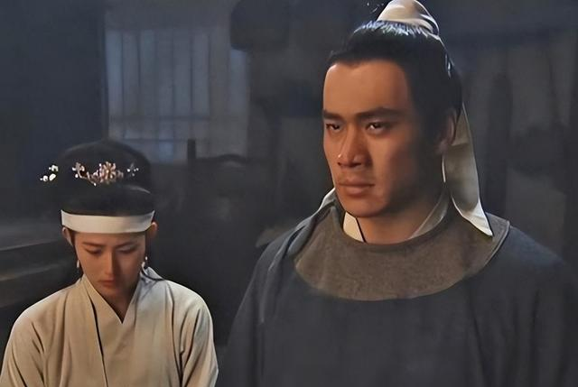 武松杀嫂时，为何要撕开金莲的上衣？看完不得不佩服武松太聪明
