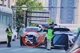 后续！武汉萝卜快跑无人驾驶出租车撞倒行人，百度回应，网友争议图片
