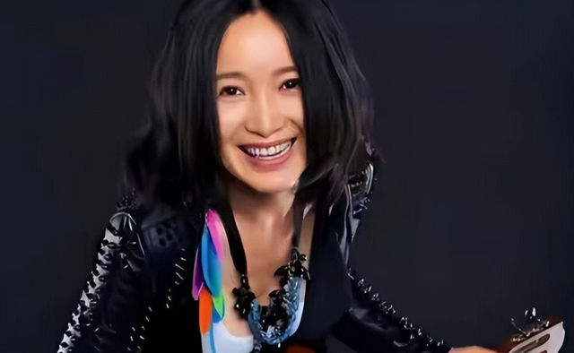 连上5次春晚，却和恩师同居怀孕被骗流产，如今56岁的她依然单身