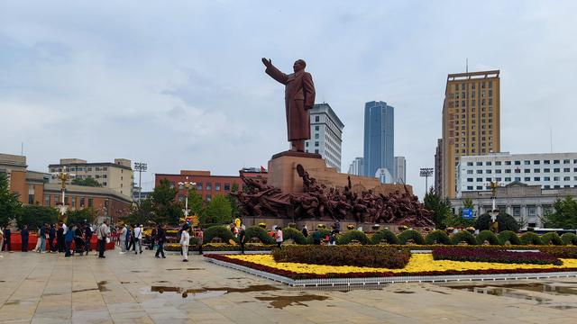 辽宁沈阳：中山广场花海如潮 庆祝祖国76华诞