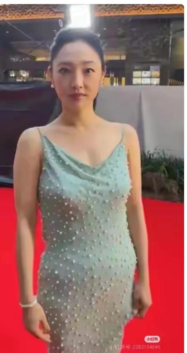 41岁白百何现身东京,她的下跨变得好大啊,脸也胖了,变化真大