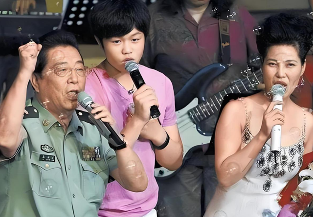 86岁李双江和梦鸽游新疆，两人十指紧扣好恩爱！儿子李天一变低调