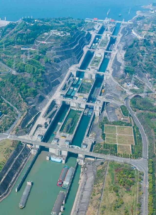 三峡大坝 “账本” 曝光：运行了 20 余年，2500 亿投入如今回本了吗？