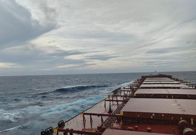 航行第六天跨越赤道，二副一通电话，船长的惊喜让我措手不及