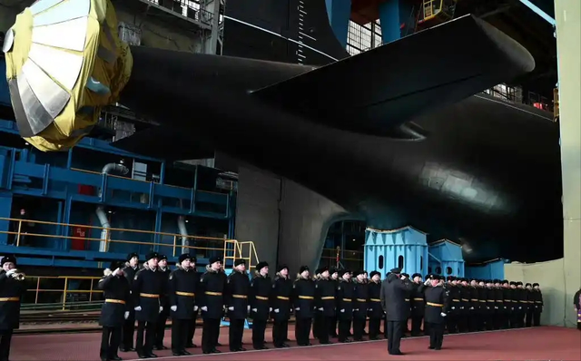 俄罗斯大杀器曝光！俄新型特种核潜艇下水，可载6枚巨型核鱼雷！