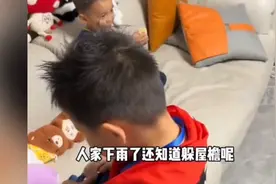 爸爸明明给儿子带了伞，儿子却淋湿了，直到儿子拿出爸爸给的“伞”......图片