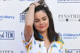 赛琳娜的脸又圆了？涂鸦衬衫配牛仔裤美得清新自然，难挡少女魅力图片