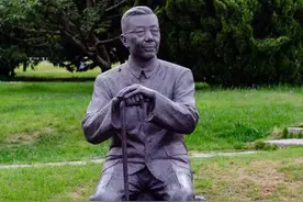 著名作家老舍，可惜妻子一件事致其投河自尽图片