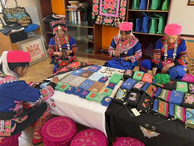 新春“趣”游玉溪丨峨山摆依寨：以山为枕，以绣为伴