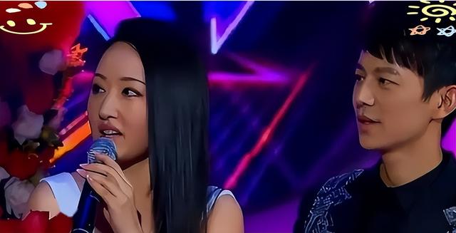何炅和杨钰莹的一张牵手照，暴露两人关系 原来他俩“藏”的这么深