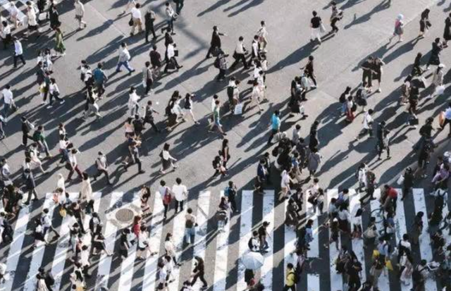 江西萍乡富豪赖国萍去世，仅46岁，戴硕大金佛珠项链，小女儿3岁