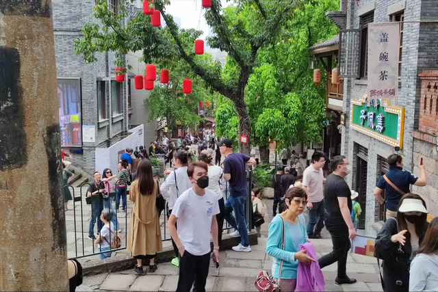 2000万外国人涌入中国，重庆大街被老外占满，他们的目的只有一个