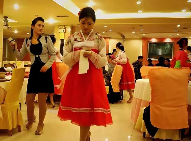 朝鲜国宴上都有啥菜：七彩鳟鱼芥末炖、蟹肉炒松茸，吃完还有好礼