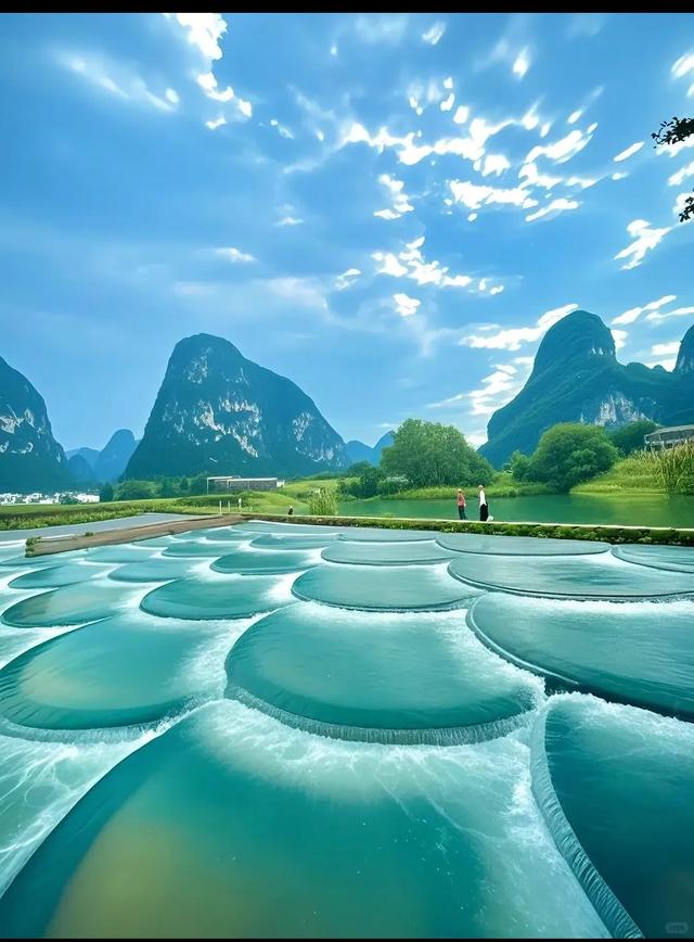 广西山水诗:筏穿三门天光,瀑叩通灵仙门,绿湖夜揉星