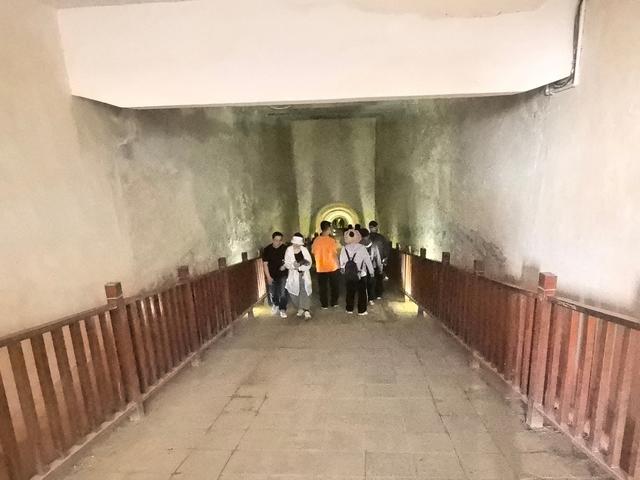 乾陵，一陵俩皇帝，国内唯一，大型石刻超百件，被称为石刻艺术馆