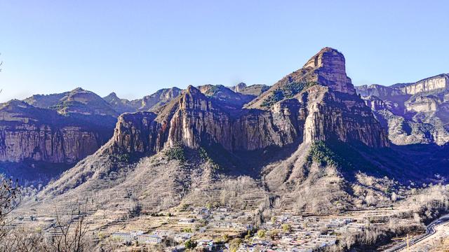 游东太行，望群山 ，感悟‘云海翻腾走龙蛇，绝壁生辉见奇峰’
