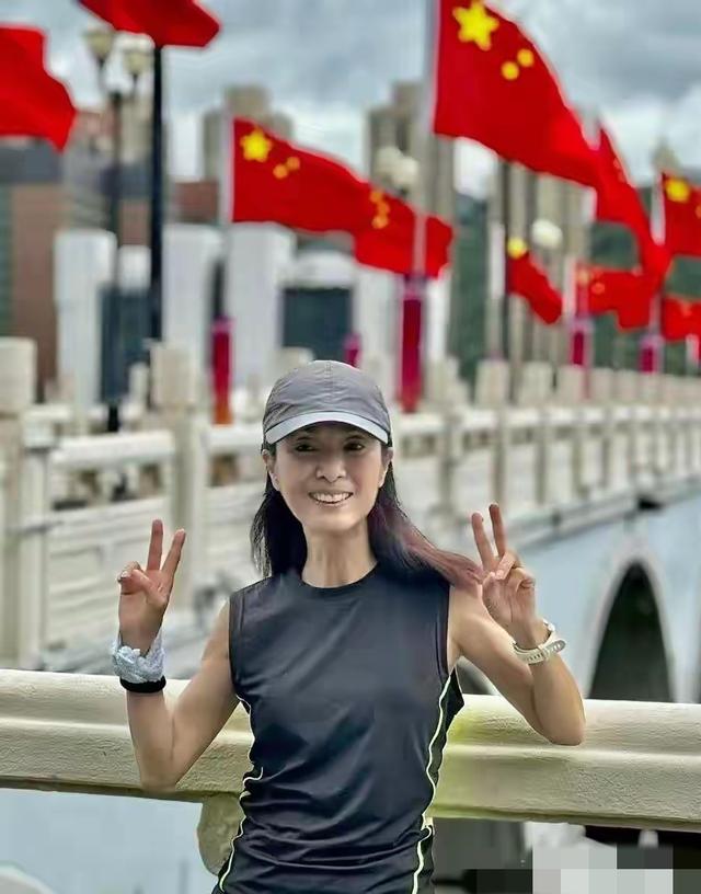 70岁米雪好自律啊，每天坚持跑步，比同龄人赵雅芝更年轻，健康