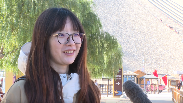 鸣沙山月牙泉景区：国庆首日迎游客 服务升级