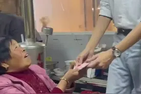兑现了从小的诺言！奶奶收到孙子毕业首笔工资感动抹泪图片