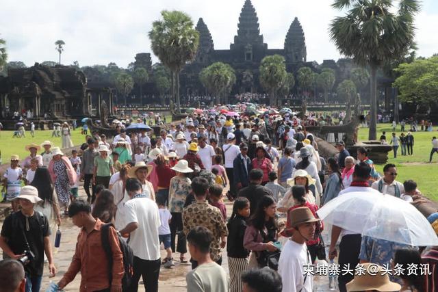 送水节，成千上万游客涌入吴哥窟共享节日喜悦