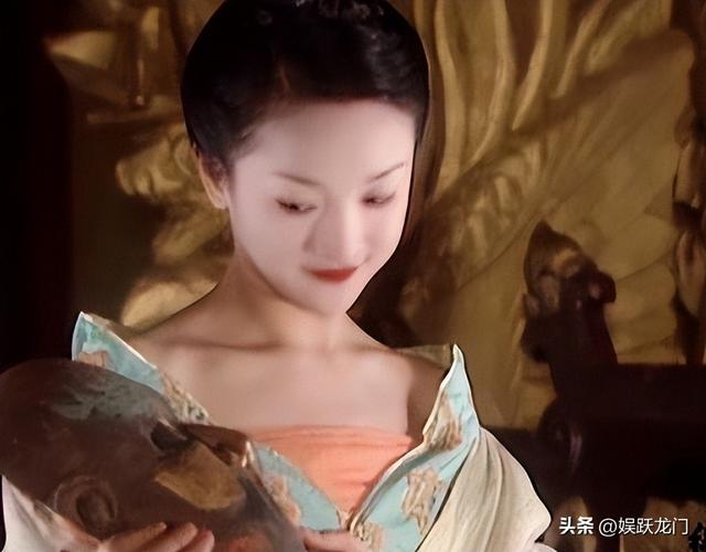 年过50岁的周迅一头白发，无儿无女成为了这辈子最大的遗憾！