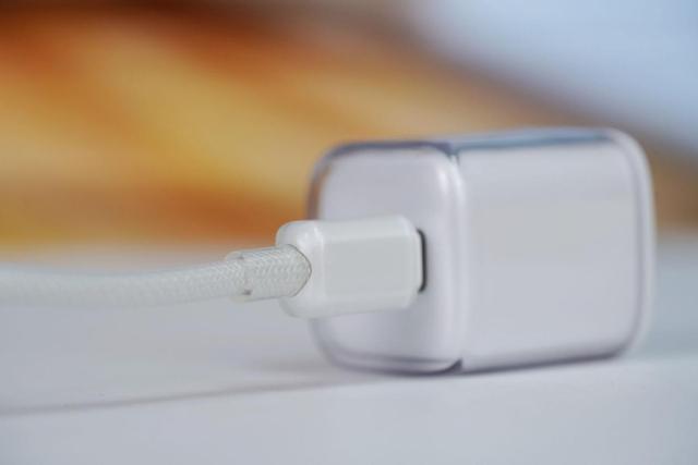 iPhone 17快充“绝配”！倍思同芯充Pro测评：45W满血充+同芯护机